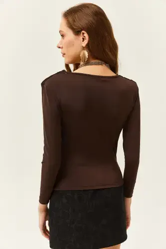 Женская Блуза с Подплечниками, Плиссировкой и Вырезом Дегаже, Кофе, BLZ-19002419-Кофе - 6