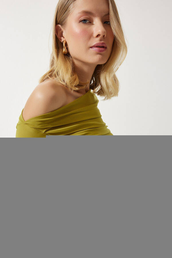 Женская блузка цвета зеленого масла с драпированным воротником и кулиской TO00073 - 4