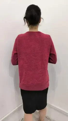 Женская блузка из мягкой ткани с длинными рукавами, запахом, манжетами на рукавах и подоле. - 3