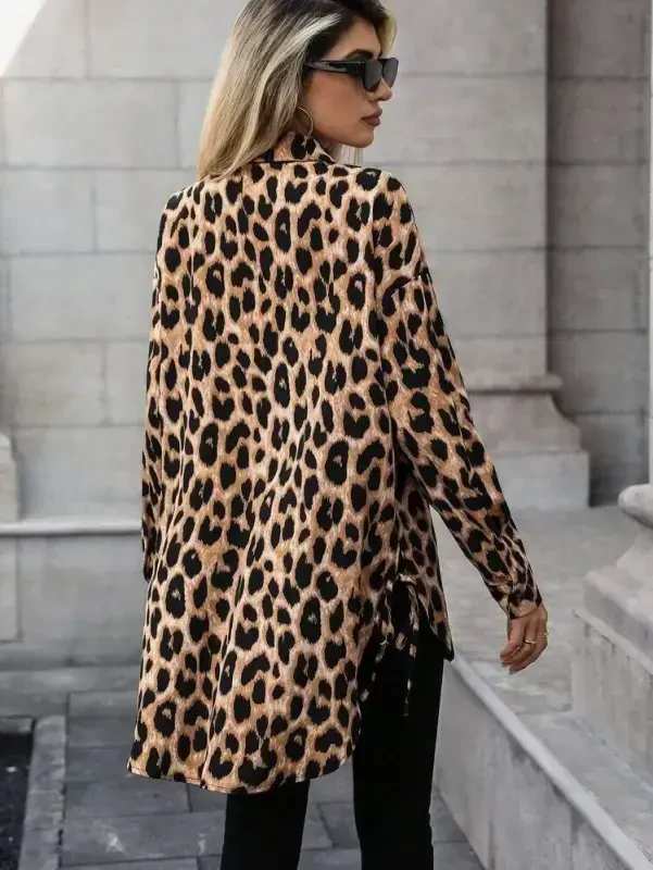 Женская блузка из модала с длинными рукавами, воротником, застежкой на пуговицы спереди, боковой шнуровкой и леопардовым принтом. - 4