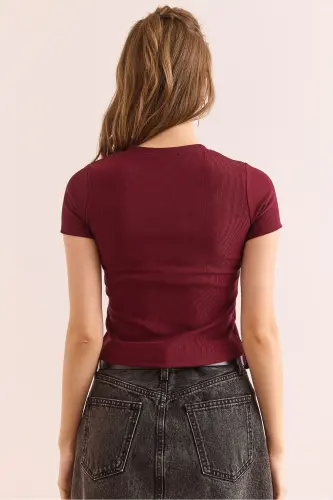 Женская бордовая укороченная блузка в рубчик с вышивкой плюшевого мишки - OLALOOK (1)
