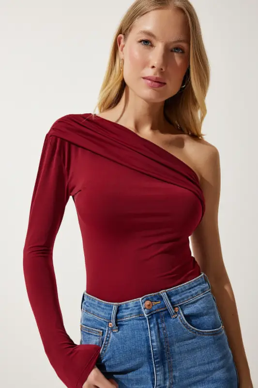 Женская бордовая вязаная блузка на одно плечо с драпировкой ZH00032-Bordo - 2