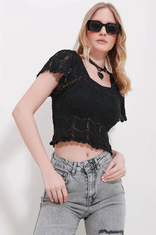 Женская черная блузка из трикотажа с квадратным вырезом и ажурным узором ALC-X11555 - 4