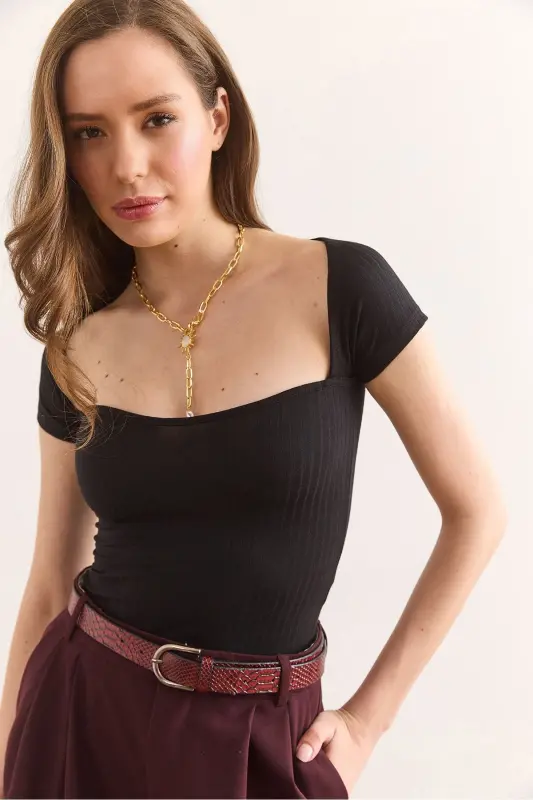 Женская черная блузка в рубчик с вырезом сердечком BLZ-19002953 - 11