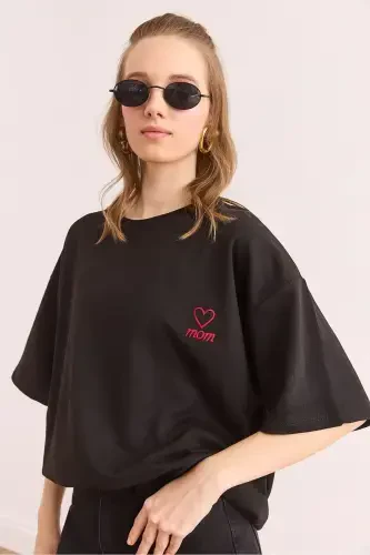 Женская черная футболка оверсайз из двухниточной ткани с вышивкой Mom, TS - 3