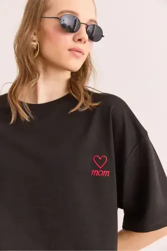 Женская черная футболка оверсайз из двухниточной ткани с вышивкой Mom, TS - 4