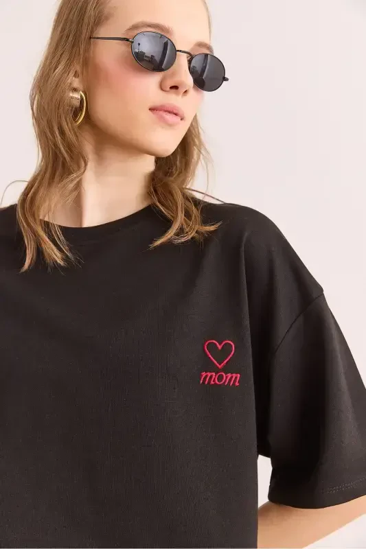Женская черная футболка оверсайз из двухниточной ткани с вышивкой Mom, TS - 4