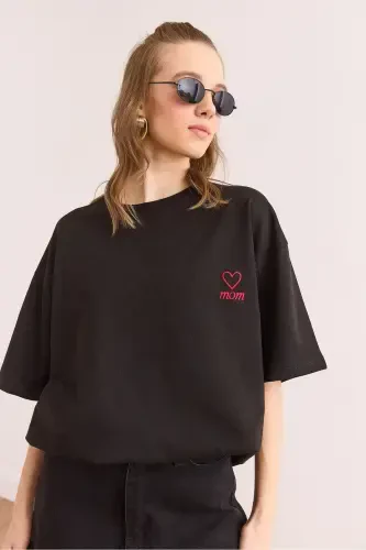 Женская черная футболка оверсайз из двухниточной ткани с вышивкой Mom, TS - 5