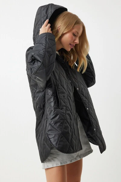 Женская черная стеганая куртка с капюшоном оверсайз FN02905 - HAPPINESS İSTANBUL