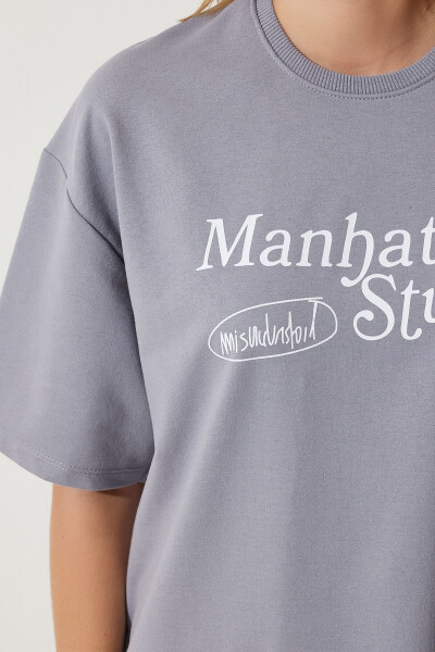 Женская футболка оверсайз из двухниточного трикотажа с серым принтом - HAPPINESS İSTANBUL (1)