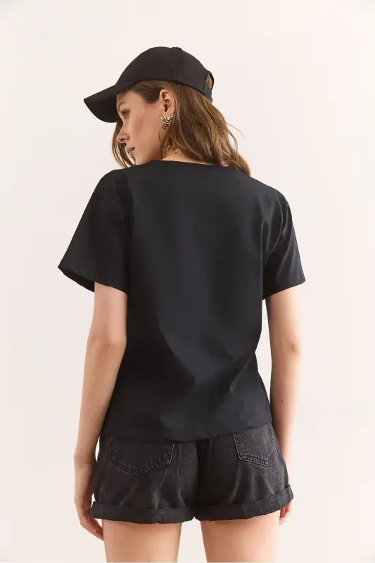 Женская футболка Regular Fit из хлопка с черным сердцем и вышивкой - 2