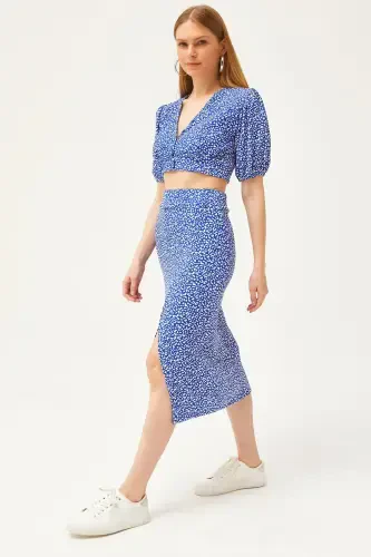 Женская голубая блузка на пуговицах, юбка с разрезом снизу - 1