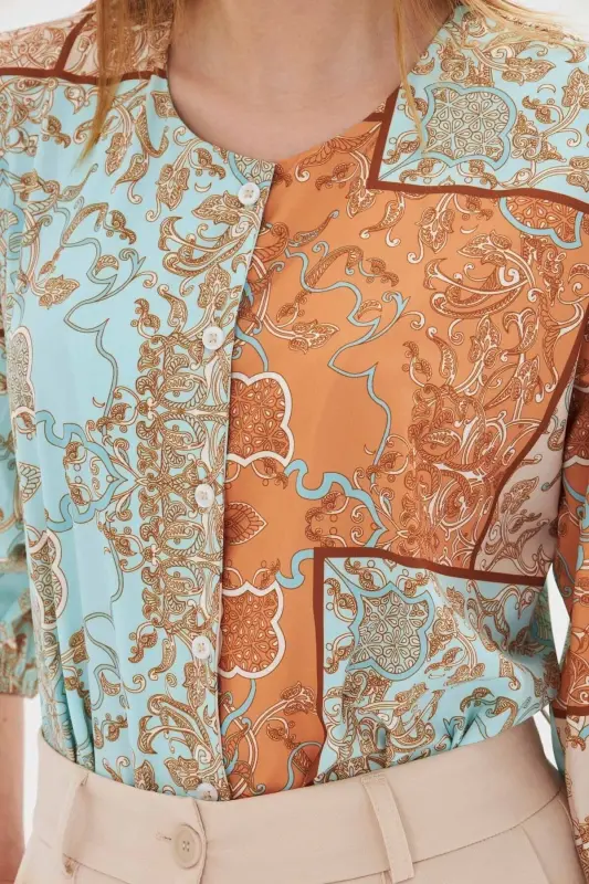 Женская горчичная рубашка с нулевым воротником, четвертным рукавом и узором. - 4