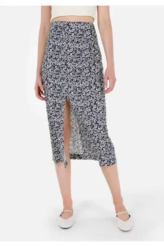 Женская юбка синего цвета с цветочным принтом, свободного кроя. - 4