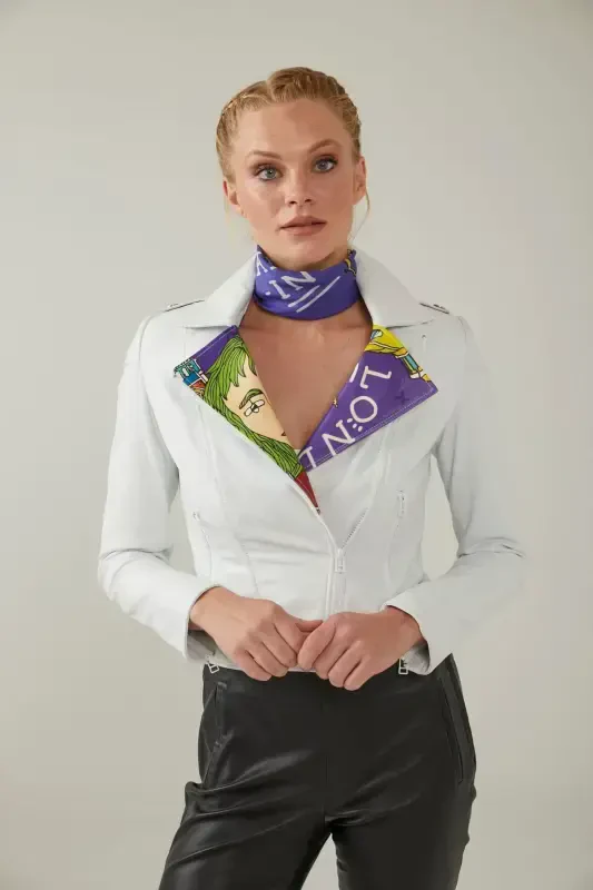 Женская кожаная куртка-байкер белого цвета Ikigai The City London с принтом, эполетами и молнией - 2