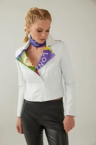 Женская кожаная куртка-байкер белого цвета Ikigai The City London с принтом, эполетами и молнией - 3