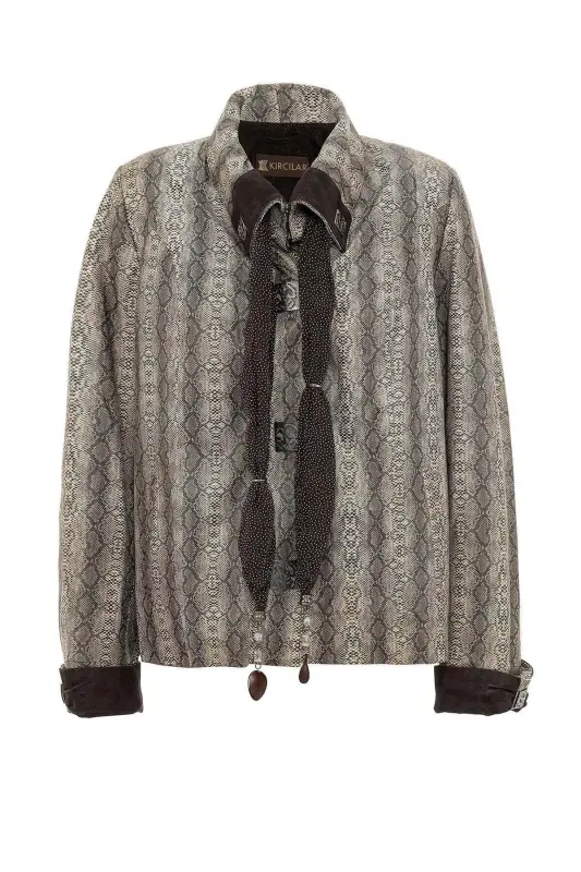 Женская кожаная куртка из натуральной кожи с шарфом Сильвия, принтом питона и застежкой на кнопки. - 5