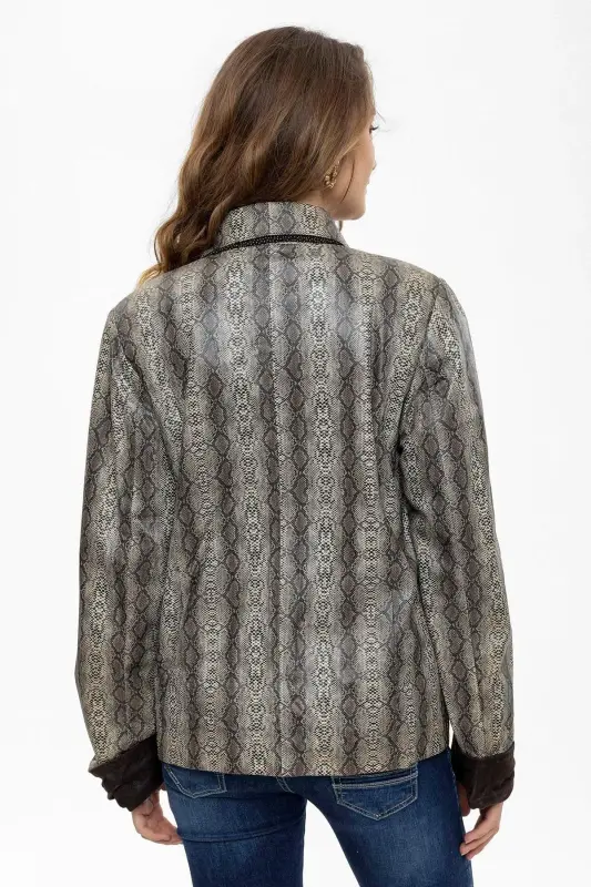 Женская кожаная куртка из натуральной кожи с шарфом Сильвия, принтом питона и застежкой на кнопки. - 6