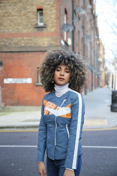 Женская кожаная куртка с молнией и воротником-стойкой от Ikigai Paris с синим принтом - DERIDERIM (1)