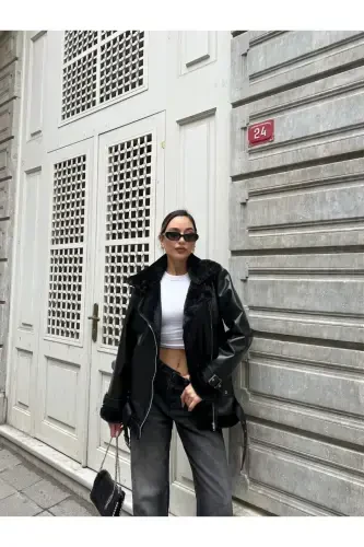 Женская куртка-байкер из оверсайз кожи с мехом - черно-бежевая - 5