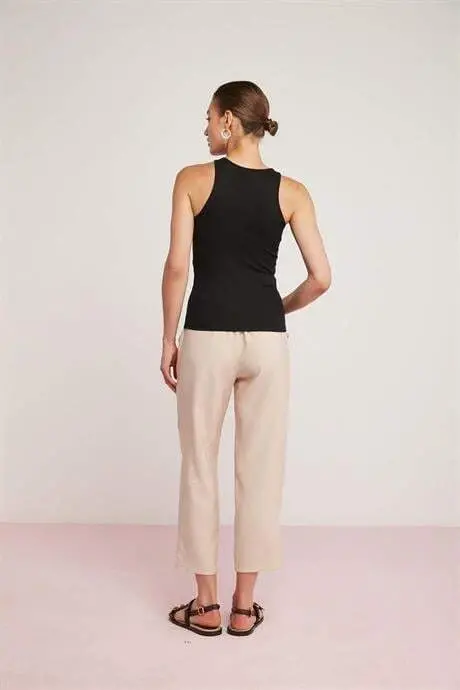 Женская майка с завязками и вырезом халтер черного цвета - 7