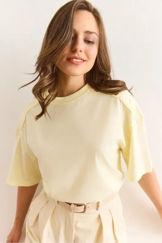 Женская открытая желтая футболка с золотыми пуговицами на плече TS - OLALOOK