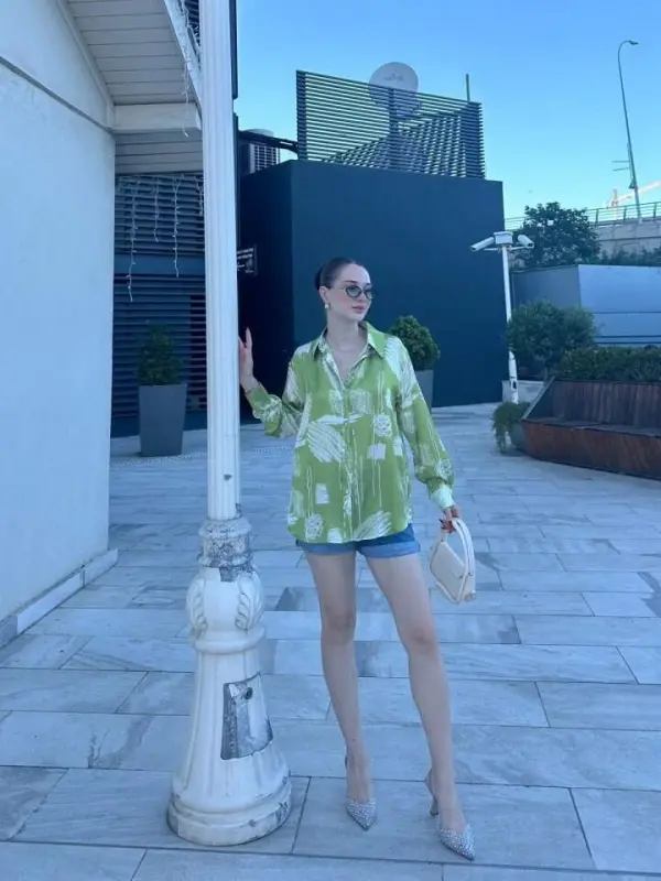 Женская рубашка атласная свободного кроя с длинными рукавами и цифровым принтом - 3