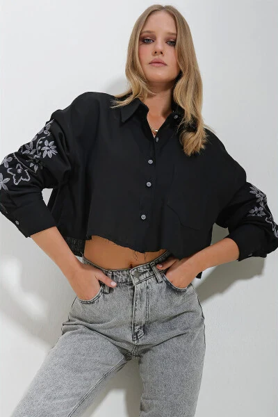 Женская рубашка-кроп с вышивкой на рукавах, одним карманом, черная ALC-X11631 - TREND ALAÇATI STILI (1)