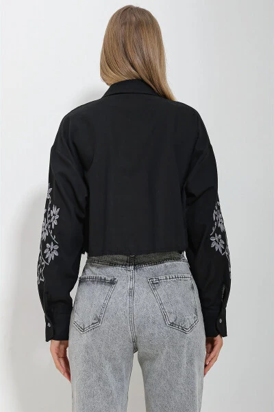 Женская рубашка-кроп с вышивкой на рукавах, одним карманом, черная ALC-X11631 - 5