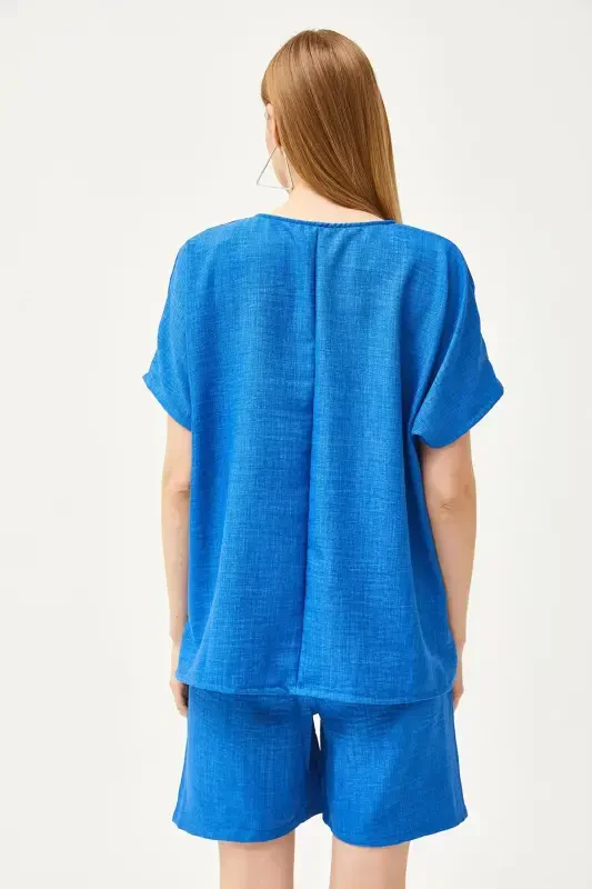 Женская саксофоновая синяя свободная блузка с карманами, шорты-кете. - 5