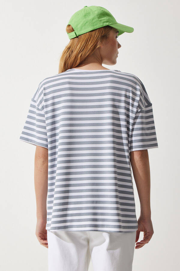 Женская серая трикотажная футболка оверсайз с полосками, воротник-стойка EN00609 - 5