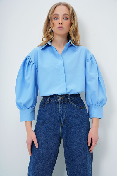 Женская синяя базовая поплиновая рубашка с рукавами-баллонами и потайной планкой. - 3
