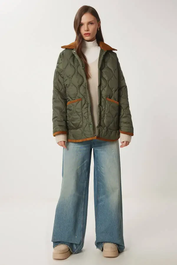 Женская стеганая куртка с воротником-поло и карманами цвета хаки DZ00096 - 1