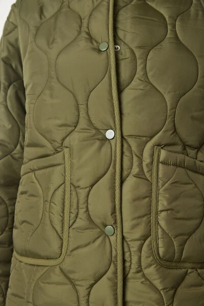 Женская стеленая куртка оверсайз с накладными карманами цвета хаки DZ00098 - 5