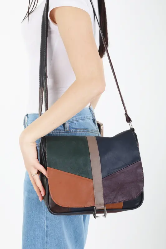 Женская сумка через плечо с обложкой из натуральной кожи / Женская повседневная сумка - Темные тона - 3
