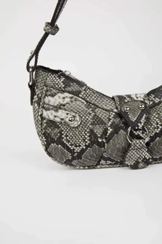 Женская сумка на плечо из искусственной кожи - черная - 4