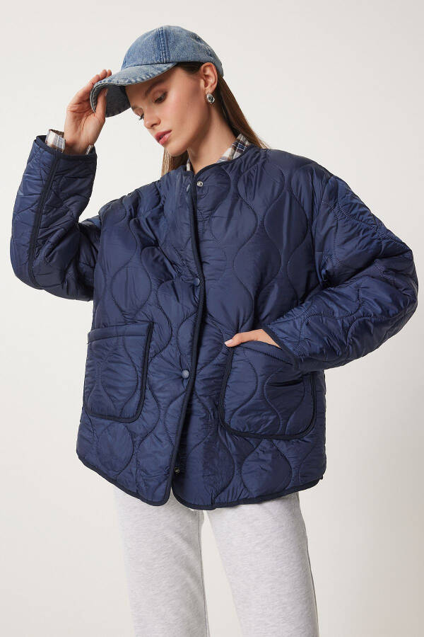 Женская темно-синяя стеганая куртка оверсайз с карманами DZ00098 - 2
