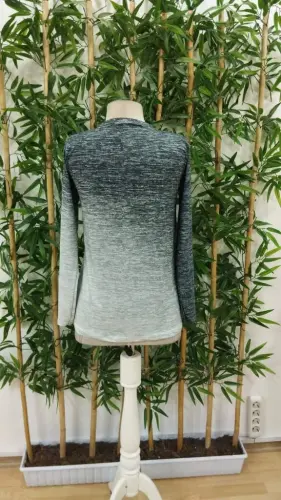 Женская трикотажная блузка с длинными рукавами, велосипедным воротником и рисунком. - 5