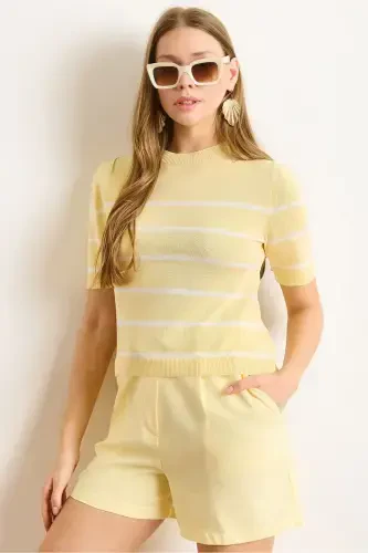 Женская вискозная трикотажная блузка свободного кроя в желто-белую полоску BLZ-19002985-Желто-белый - 1