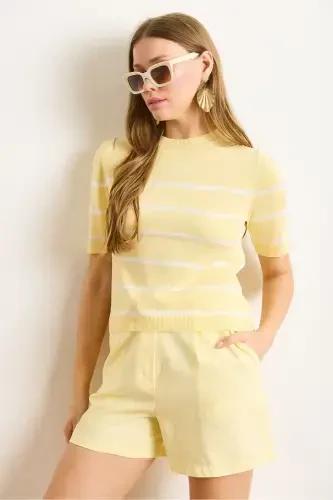 Женская вискозная трикотажная блузка свободного кроя в желто-белую полоску BLZ-19002985-Желто-белый - 3
