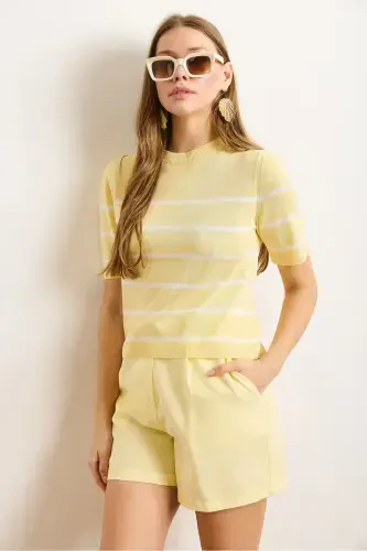 Женская вискозная трикотажная блузка свободного кроя в желто-белую полоску BLZ-19002985-Желто-белый - 4