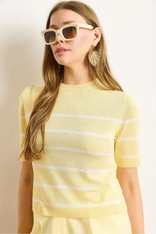 Женская вискозная трикотажная блузка свободного кроя в желто-белую полоску BLZ-19002985-Желто-белый - 5