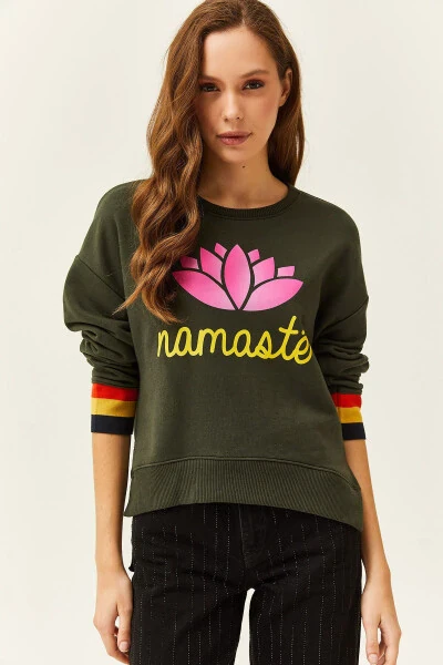 Женская хаки толстовка с принтом Namaste, отделка лентой SWT-19000640 - OLALOOK