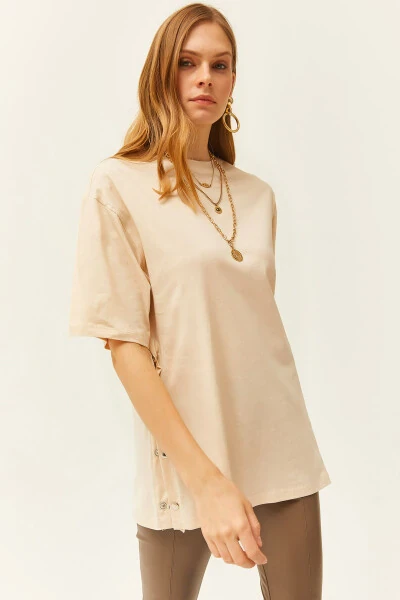 Женская хлопковая футболка бежевого цвета с пуговицами по бокам TSH-19000762 - OLALOOK
