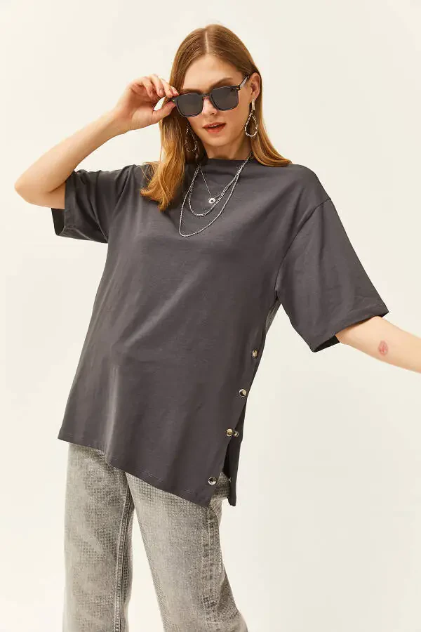 Женская хлопковая футболка с пуговицами по бокам цвета дымчатого серого TSH-19000762 - 2