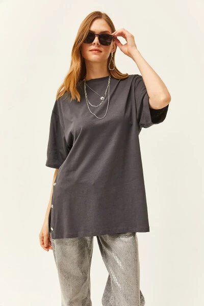 Женская хлопковая футболка с пуговицами по бокам цвета дымчатого серого TSH-19000762 - 3