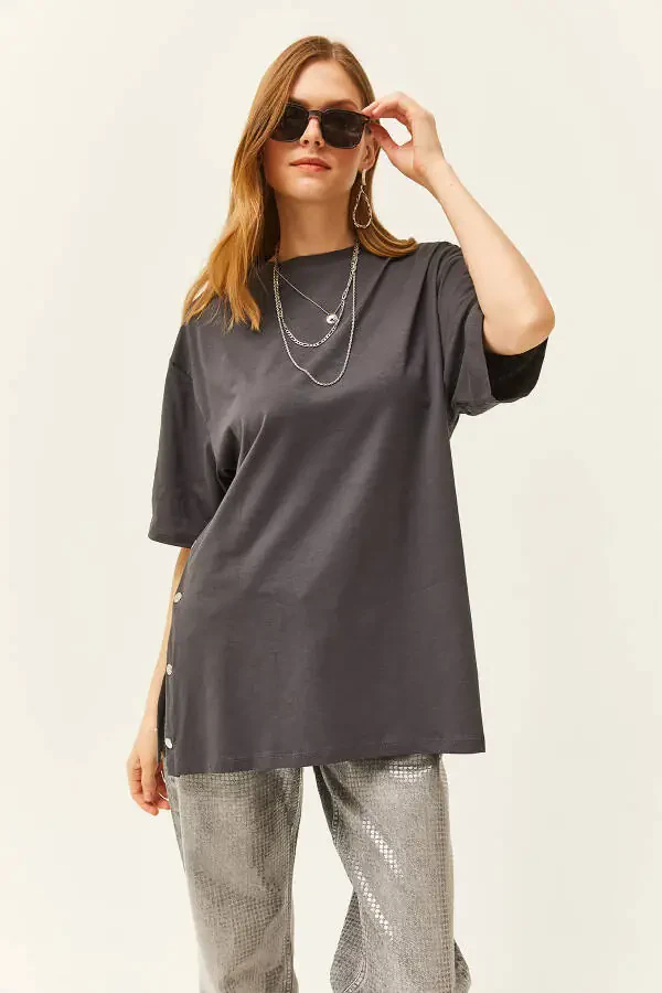 Женская хлопковая футболка с пуговицами по бокам цвета дымчатого серого TSH-19000762 - 3