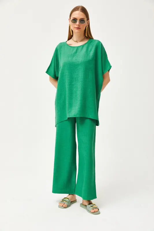 Женская зеленая блузка свободного кроя с карманами и льняными брюками палаццо - 2