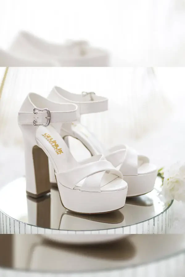 Женские белые туфли на каблуке с перекрестными ремешками - 3