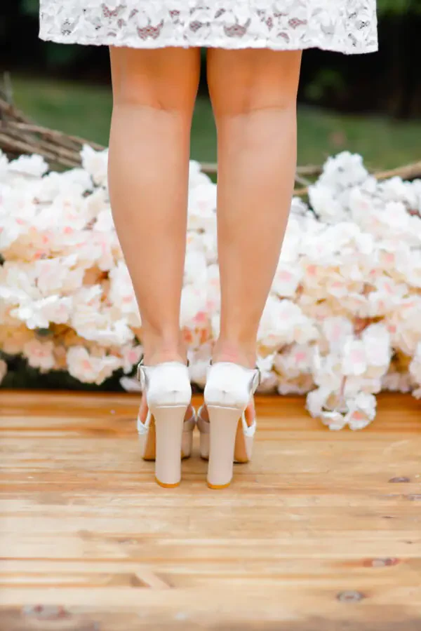 Женские бежевые туфли на каблуке с перекрещенными ремешками - 5